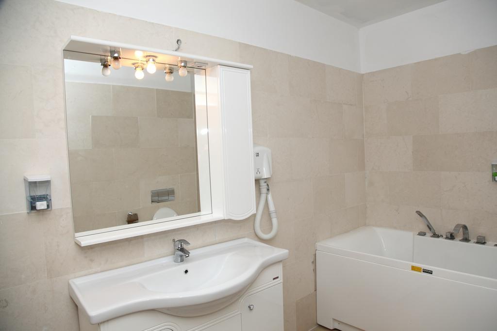 Hotel Rodiv Găeşti Eksteriør bilde